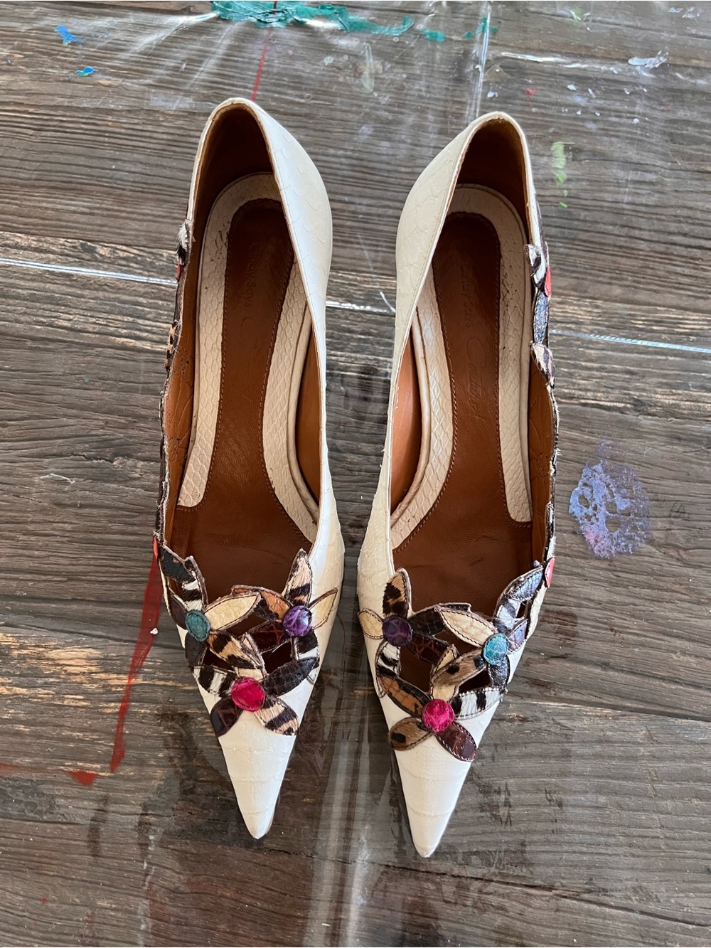 VINTAGE Cindy says kitten heels with embroidered flowered